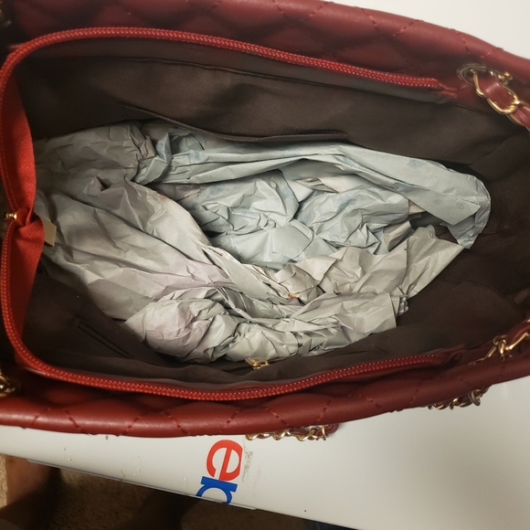 Large Quilted Handbag Wine Burgundy - Picture 13 of 16